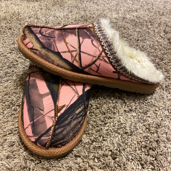 Slippers - Picture 2 of 3